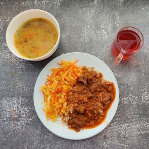Dieta podstawowa  Gulasz wołowy Ryż na sypko (brązowy) Surówka z białej kapusty z koperkiem Kompot owocowy z jabłkami